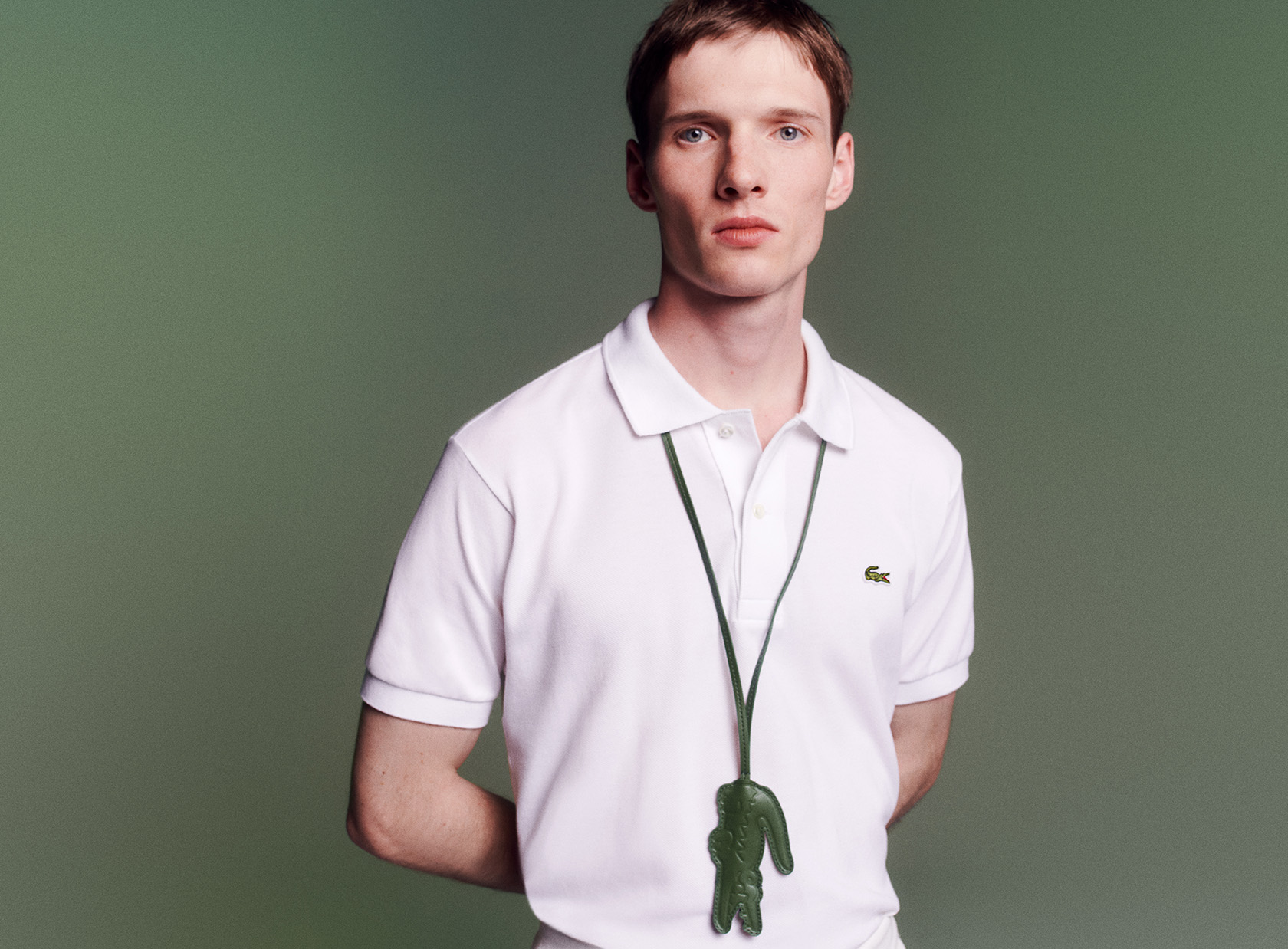 người đàn ông mặc áo sơ mi Lacoste