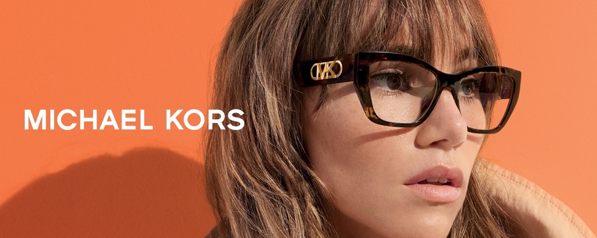 người mẫu đeo kính MIchael Kors